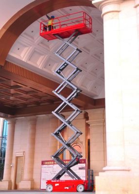 Plateforme élévatrice électrique à ciseaux auto-propulsée de 10 m 12 m 14 m à usage extérieur